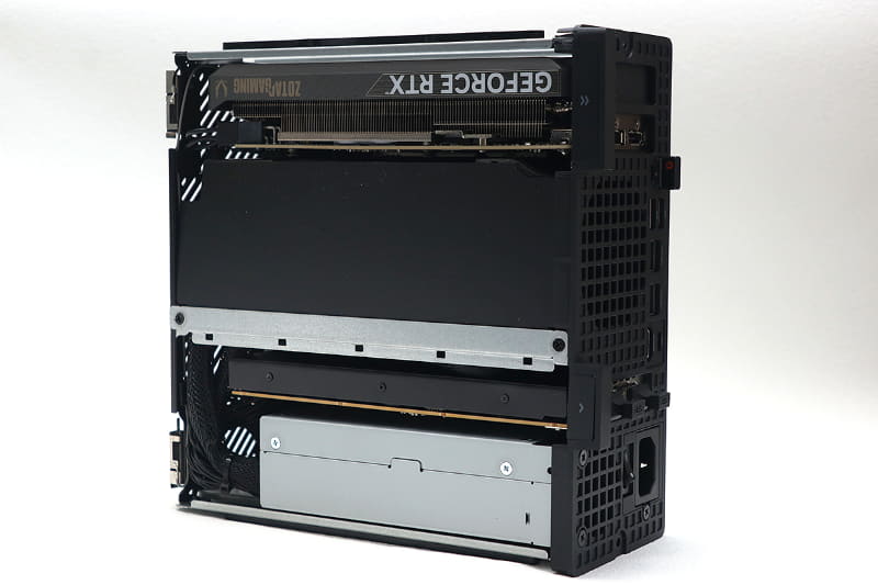 ZOTACの「ZOTAC GAMING GeForce RTX 5060 Low Profile」を装着したところ。どこからどうみてもシンデレラフィットである。なお、公式ではASUSやGIGABYTE製カードの対応が謳われている