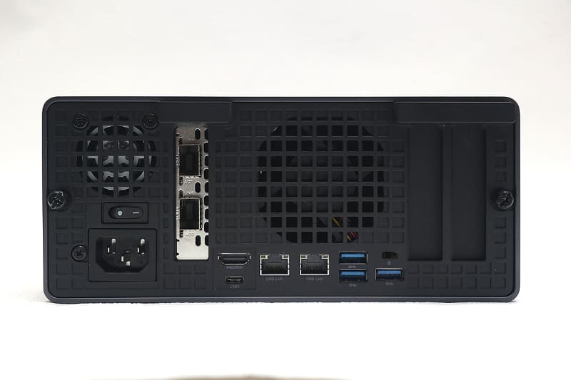 本体背面のインターフェイスはUSB 3.2 Gen 2 3基、USB4、RealtekのRTL8127による10Gigabit Ethernet(10GbE)、Intel I226-LMによる2.5Gigabit Ethernet(2.5GbE)、HDMI 2.1、そしてIntel E810による25Gigabit Ethernet(25GbE、SFP28)