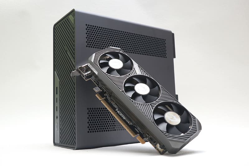 ZOTACの「ZOTAC GAMING GeForce RTX 5060 Low Profile」を装着したところ。どこからどうみてもシンデレラフィットである。なお、公式ではASUSやGIGABYTE製カードの対応が謳われている
