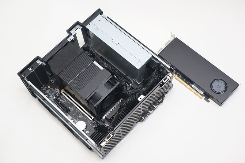 前方から見て右側のPCIe x16形状のスロットには、25GbEのNICとM.2 2280スロットを2基備えたカードがあらかじめ装着されており、プロプライエタリなスロットとなっている