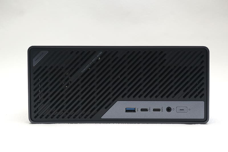 本体前面のインターフェイスはUSB 3.2 Gen 2 1基、USB4 Version 2.0 2基、3.5mm音声入出力