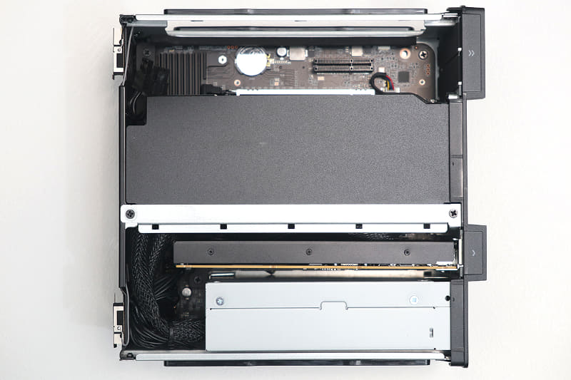 CPUファンはダクトで隠されており、エアチャネルの確保、拡張カードの熱との干渉回避、美観維持に役立っている