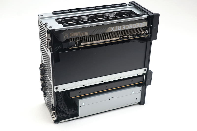 ZOTACの「ZOTAC GAMING GeForce RTX 5060 Low Profile」を装着したところ。どこからどうみてもシンデレラフィットである。なお、公式ではASUSやGIGABYTE製カードの対応が謳われている