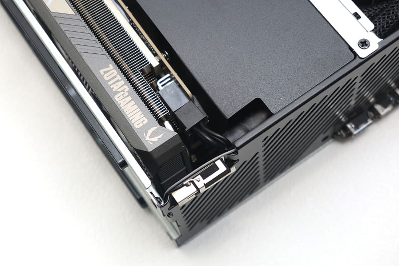 ZOTACの「ZOTAC GAMING GeForce RTX 5060 Low Profile」を装着したところ。どこからどうみてもシンデレラフィットである。なお、公式ではASUSやGIGABYTE製カードの対応が謳われている