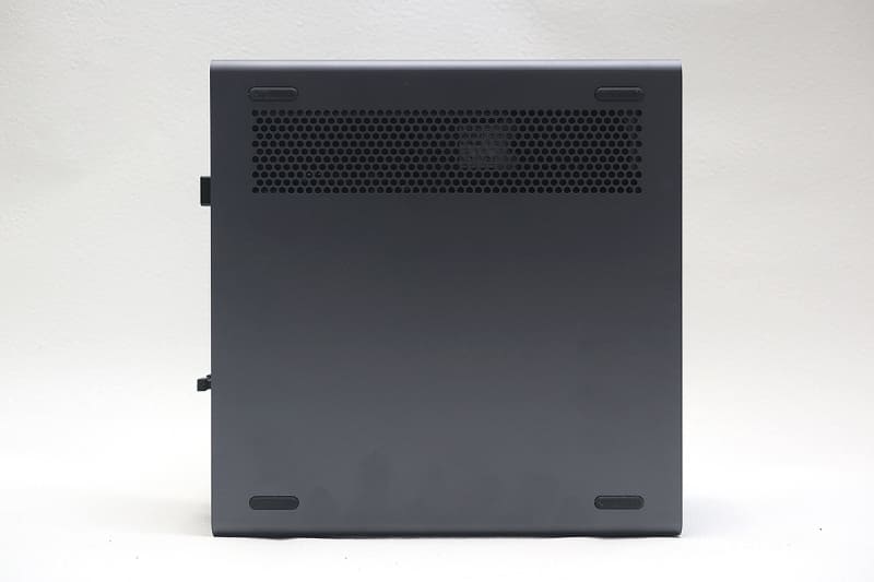 本体左側面。こちらも通気口が用意されており、主にM.2 SSDなどを冷却する