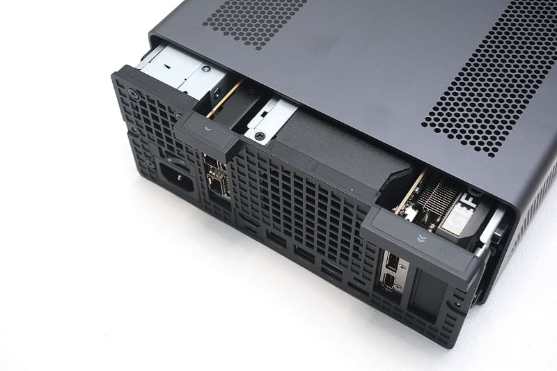 背面左右2本の手回しネジを外すことで後部へスライドして内部にアクセスできる