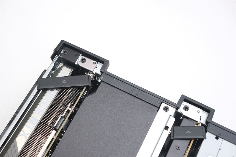 拡張スロットのブラケット固定部は本体後部に突き出すため、デザイン維持のための隠しカバーが用意されている