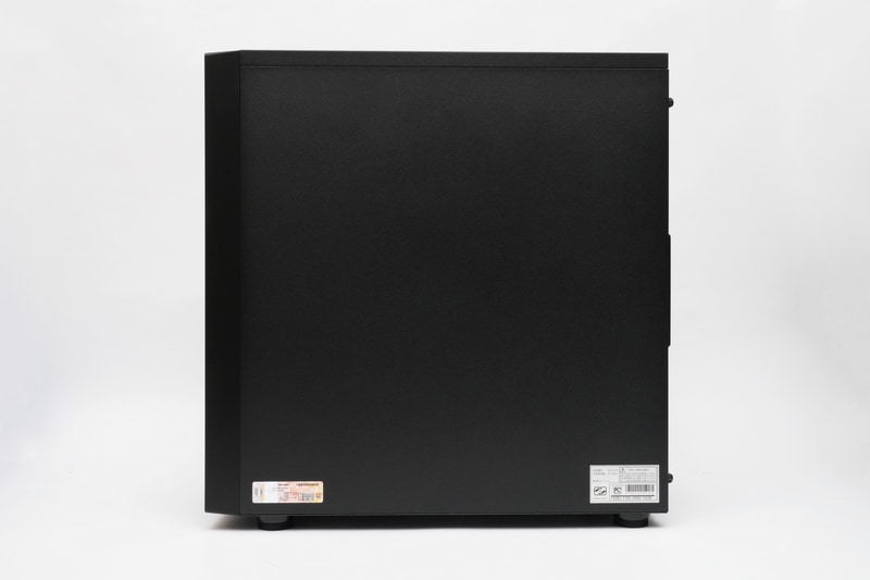 右側面にはライセンスとシリアルナンバーが記載されたシールが貼られている