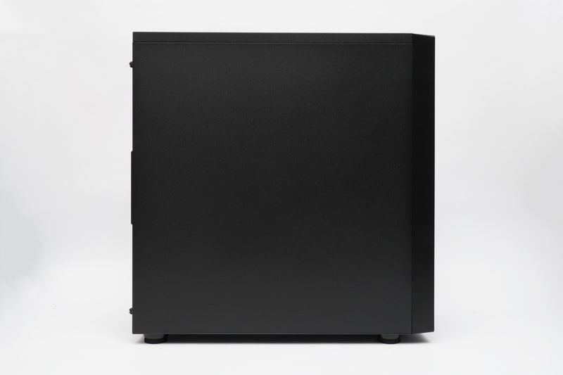 右側面にはライセンスとシリアルナンバーが記載されたシールが貼られている