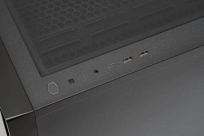 上面には電源ボタン、リセットボタン、USB 3.2 Gen 2 Type-C、USB 3.2 Gen 1 2基、3.5mmコンボジャックを用意