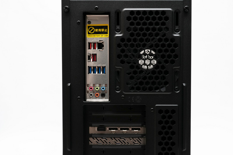 マザーボード側にはUSB 3.2 Gen 2x2 Type-C、USB 3.2 Gen 2 3基、USB 3.2 Gen 1 4基、2.5Gigabit Ethernet、HDMI、DisplayPort、各種音声入出力。ビデオカード側にはHDMI、DisplayPort 3基を配置