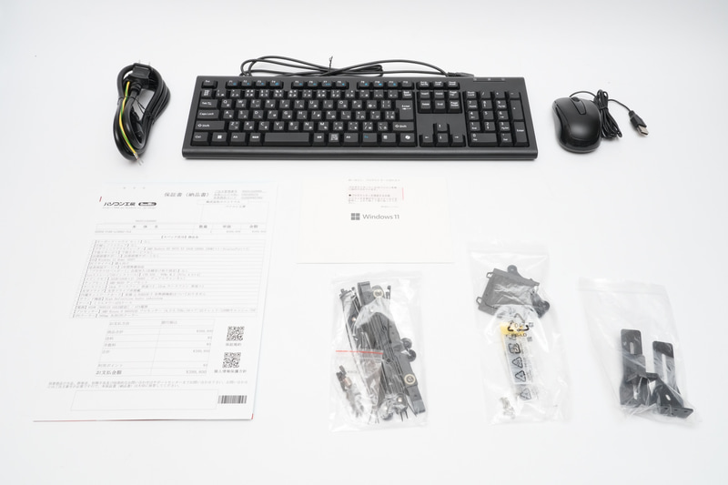 パッケージには本体以外に、電源ケーブル、キーボード、マウス、説明書類、DSP版Windowsインストールメディアが同梱