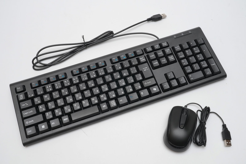 無償で同梱される有線キーボードとマウス。ほぼ確実に接続できる入力デバイスとして重宝する