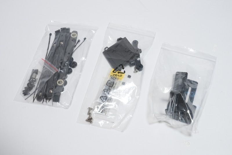 マザーボードやビデオカードの付属品が同梱。パーツを増設、換装する際に便利だ