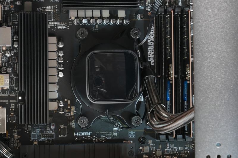 プロセッサは「AMD Ryzen 9 9950X3D」(16コア、32スレッド、最大5.7GHz)を採用