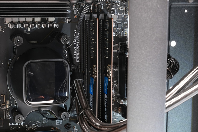 メモリはCrucial製「CT16G56C46U5」(DDR5-5600)。DIMMスロットは4基用意されており、最大256GBまで搭載できる