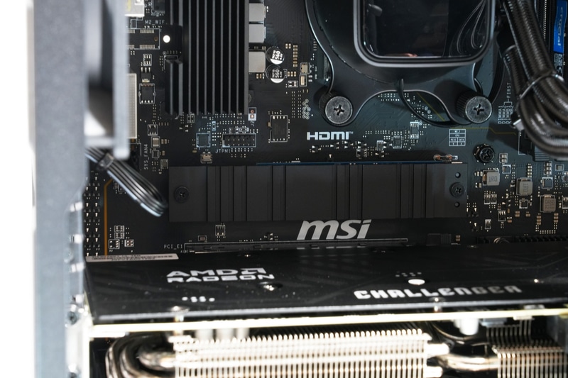 ストレージはPCIe 4.0 x4接続SSDを採用。M.2 SSD全体をカバーするヒートシンクが装着されている