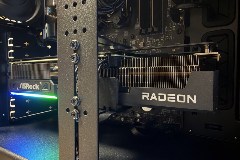 ビデオカードは端子以外の3方向からラバー付きのステーでしっかりと固定されている