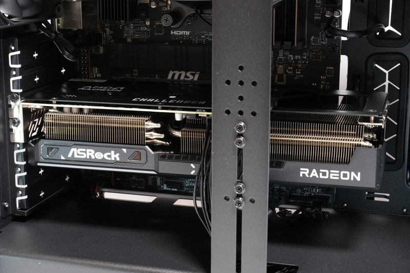 ビデオカードは「AMD Radeon RX 9070 XT」(16GB GDDR6)を採用。ステーで固定されているので、本体を移動したり、長期間運用しても端子への負担は低い
