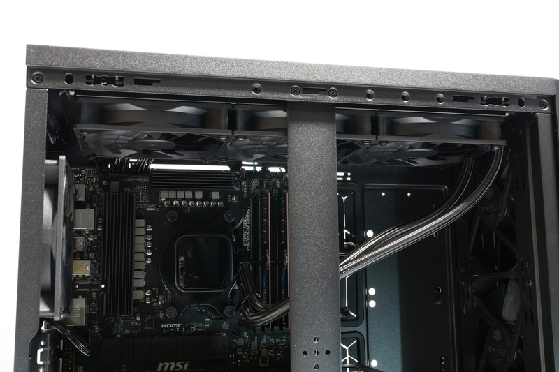 360mm水冷CPUクーラーを装備。高負荷でも動作音を抑えつつ、ピークパワーを維持できる