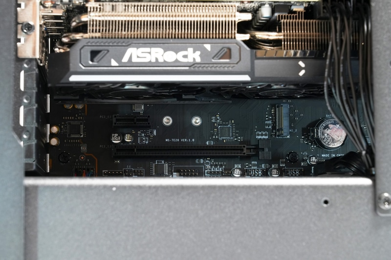 PCI Express3.0[x1]、PCI Express4.0[x16](※x4動作)スロットが空いており、拡張カードを装着できる