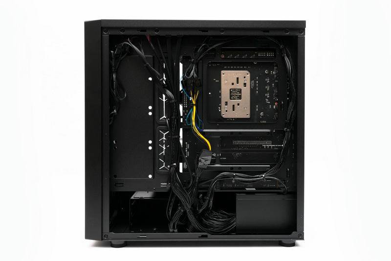 3.5/2.5インチ兼用内蔵ベイを2基用意