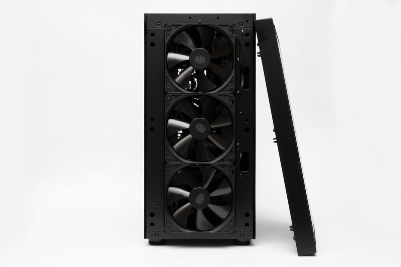 上面、底面のメッシュパネル、前面パネルは工具なしに簡単に取り外し可能。手軽にたまったチリやホコリを除去し、新品同様のエアフローを確保できる