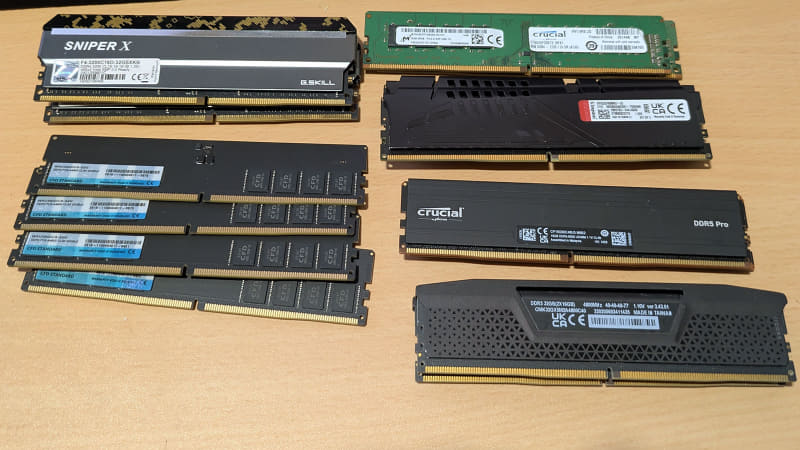 左上がG.SKILLのDDR4-3200 16GB×2。その下がCFDのDDR5-5600×4。右は上からCrucialのDDR4-2133 8GB×2、KingstonのDDR5-5200 16GB×2、CrucialのDDR5-6000 16GB×2、CorsairのDDR5-4800 16GB×2。中古ショップに買い取りだしたらいくらになるのだろう？売らないけど。ちなみに全部今年8月までに購入したもので、高騰後は一切購入していない(というか高すぎて買えない)