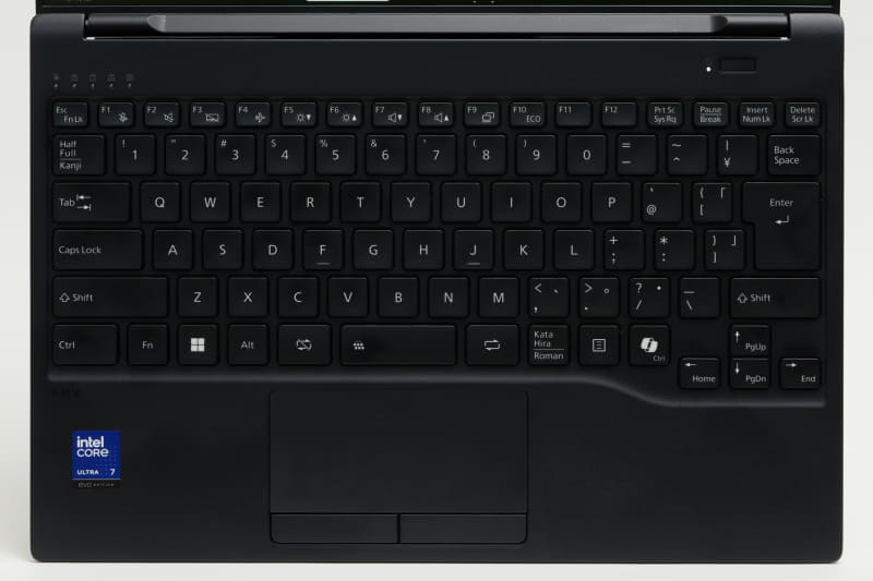 WU1-K1搭載のキーボード。過去LIFEBOOK UHシリーズからほぼ変わらず受け継がれており、このキーボードのためにWU1-K1を選択していると言ってもいいほどだ