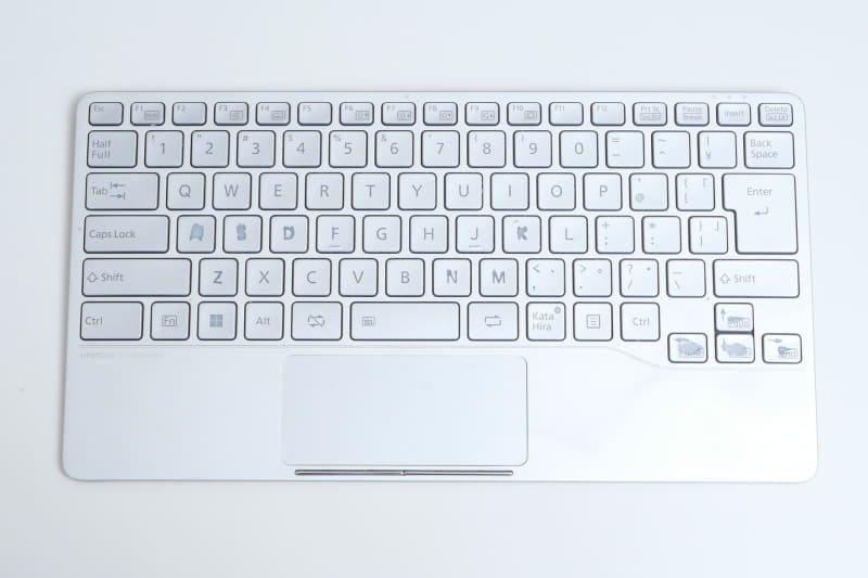 自宅デスクで利用しているキーボード、FCCLの「LIFEBOOK UH Keyboard KL230E」。かなり使い込んでいるため、キートップの剥げも目立ってきている