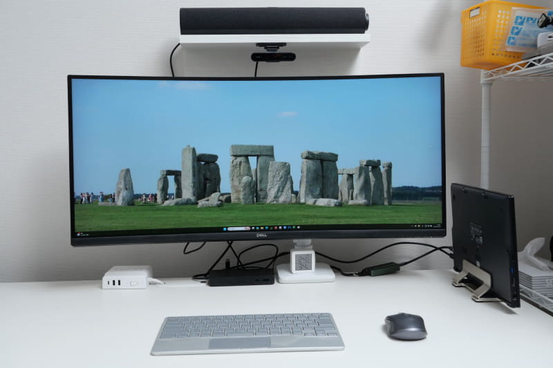 デスクでは、WU1-K1はディスプレイを閉じて外部ディスプレイに接続し、LIFEBOOK UH Keyboard KL230Eで入力を行なっている