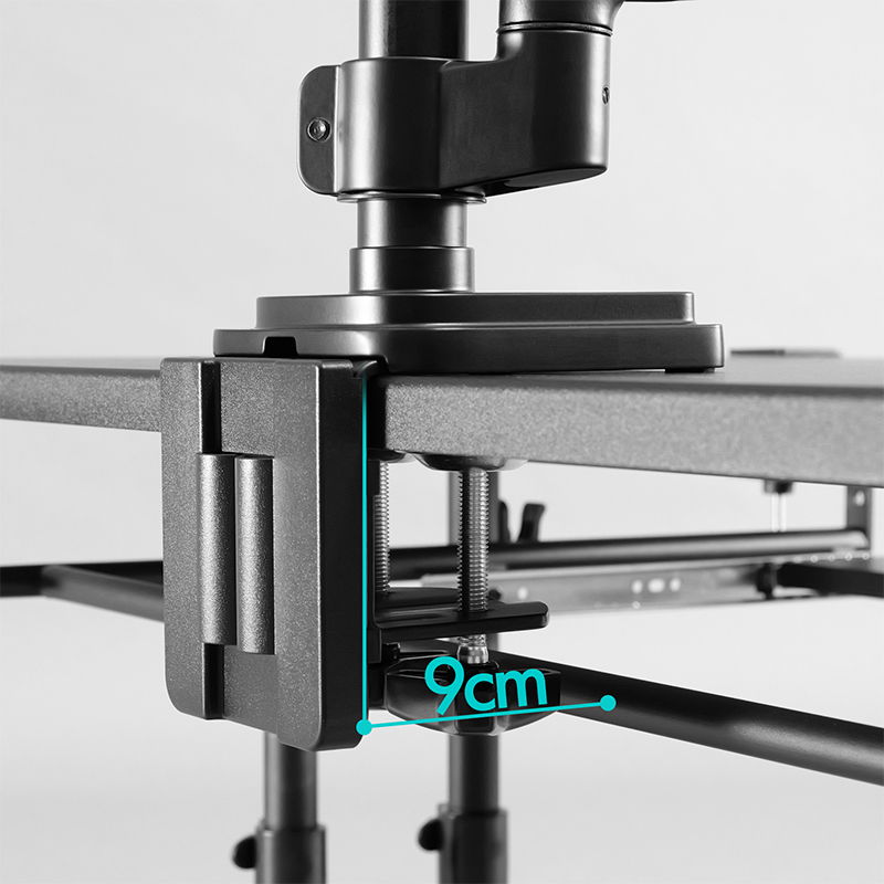 金属製クランプで4点を固定する