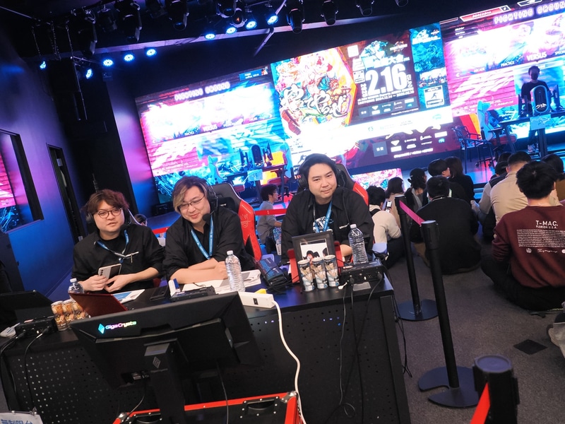 Fighters Crossover全国大会第1回の様子。かげっち氏も実況としてマイクを握った