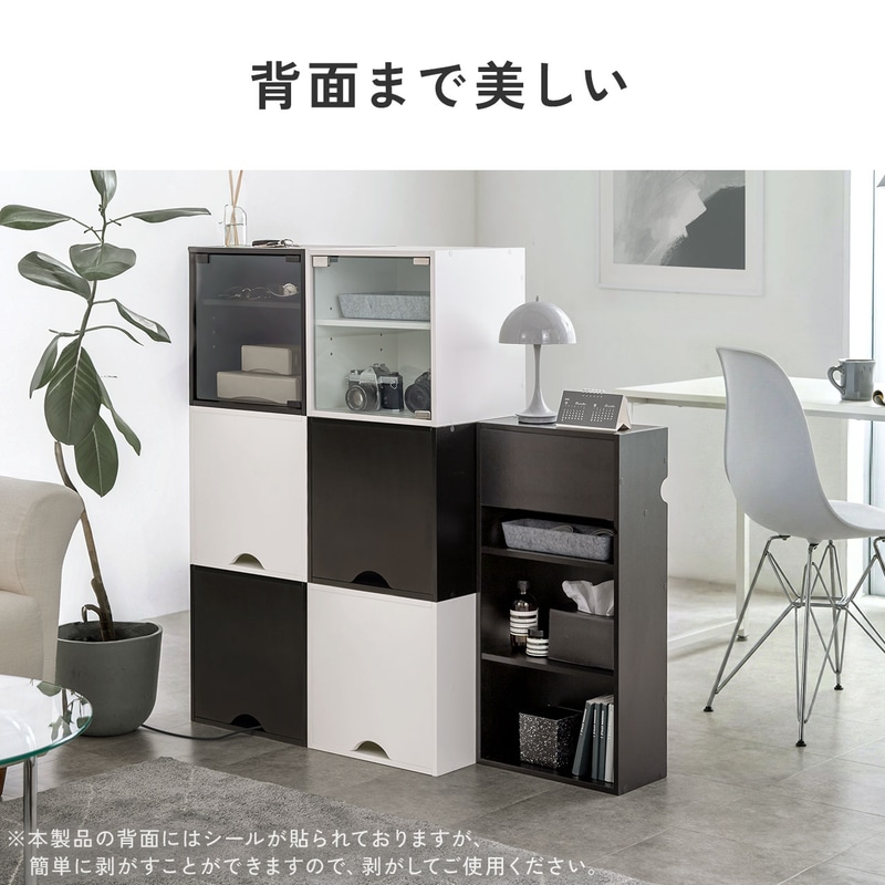 一部モデルは背面に配線穴を備える