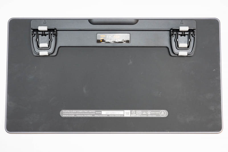 キックスタンドがないので、ノートPC用のスタンドをキーボード裏に貼っている