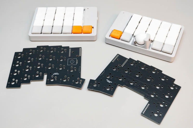 奥がconductor。手前はこれから組み立て予定のmoNa2の基板だ