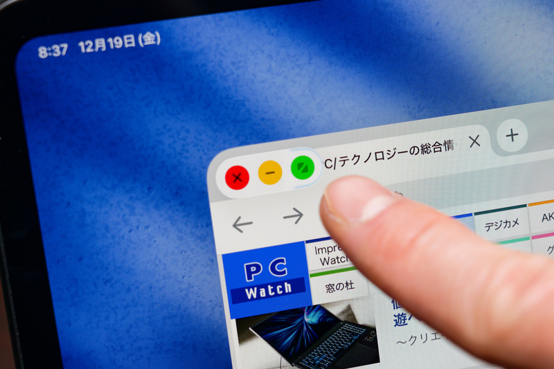 これをタップするとmacOSチックな「閉じる・最小化・フルスクリーン表示」ボタンに