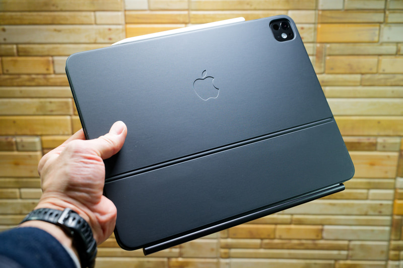 Magic Keyboardはタッチパッド付きで、iPadのカバーも兼ねる