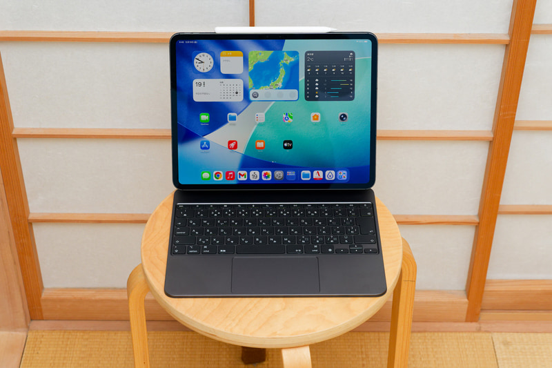 狭いスペースにも置けるサイズ。小型モバイルノートをしのぐ機動力を発揮する