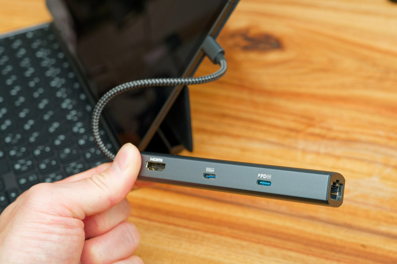 USBハブをつなげばUSB機器や有線LANなどを使用可能に