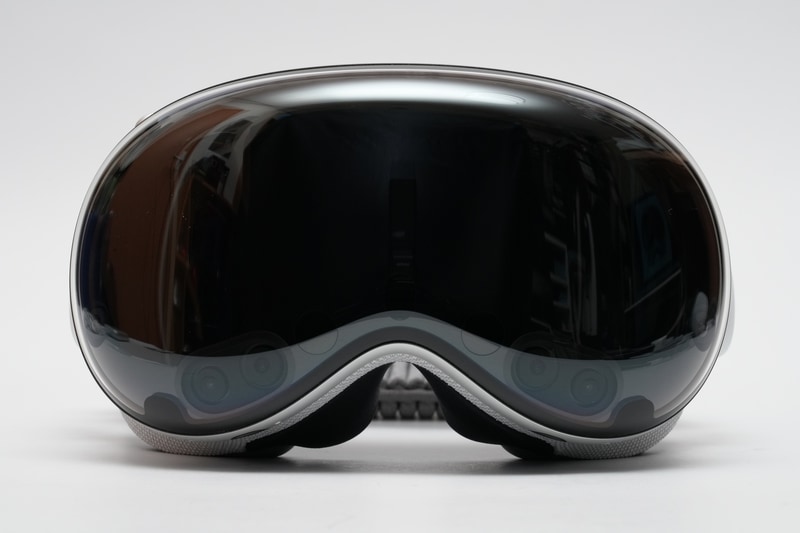 前面中央に外向きディスプレイ「EyeSight」、前面下部に2つの高解像度メインカメラ、6つのワールドフェイシングトラッキングカメラ、前面中央下部にTrueDepthカメラ、LiDARスキャナを配置