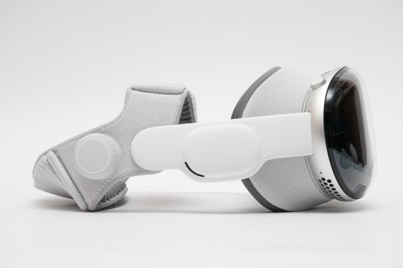 右側面にはフィットダイヤルを用意