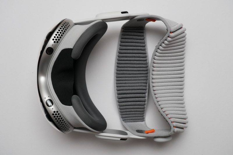 下面には6つのアレイマイクを装備