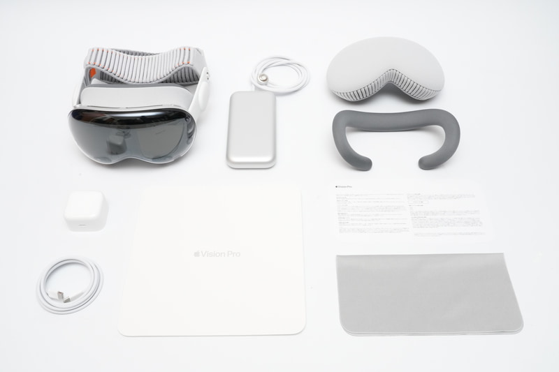 パッケージには、Apple Vision Pro、カバー、バッテリ、ライトシーリングクッション、ポリッシングクロス、40Wダイナミック電源アダプタ、USB-C充電ケーブル(1.5m)が同梱