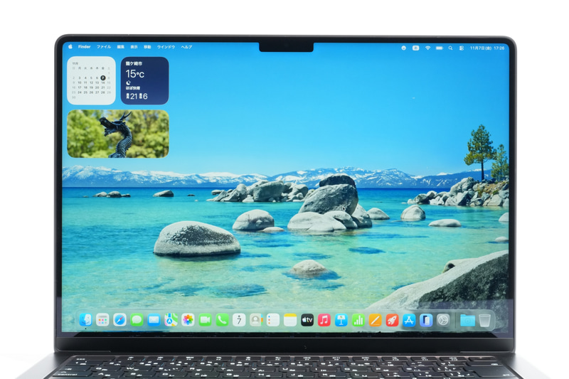 ディスプレイは14.2型液晶。反射を抑えるNano-textureディスプレイガラスがオプションで用意