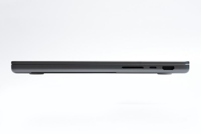 右側面(左)にはSDXCメモリカードスロット、Thunderbolt 4、HDMI、左側面(右)にはMagSafe 3充電ポート、Thunderbolt 4 2基、3.5mmヘッドフォンジャックを用意