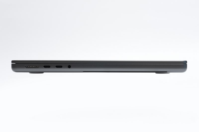 右側面(左)にはSDXCメモリカードスロット、Thunderbolt 4、HDMI、左側面(右)にはMagSafe 3充電ポート、Thunderbolt 4 2基、3.5mmヘッドフォンジャックを用意