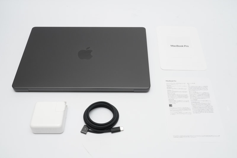 パッケージには、本体、70W USB-C電源アダプタ、USB-C - MagSafe 3ケーブル(2m)、簡易説明書が同梱。Nano-textureディスプレイガラスを選択した場合、ポリッシングクロスが追加される