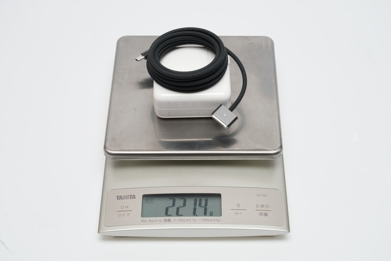 70W USB-C電源アダプタ、USB-C - MagSafe 3ケーブル(2m)の合計重量は実測221.4g