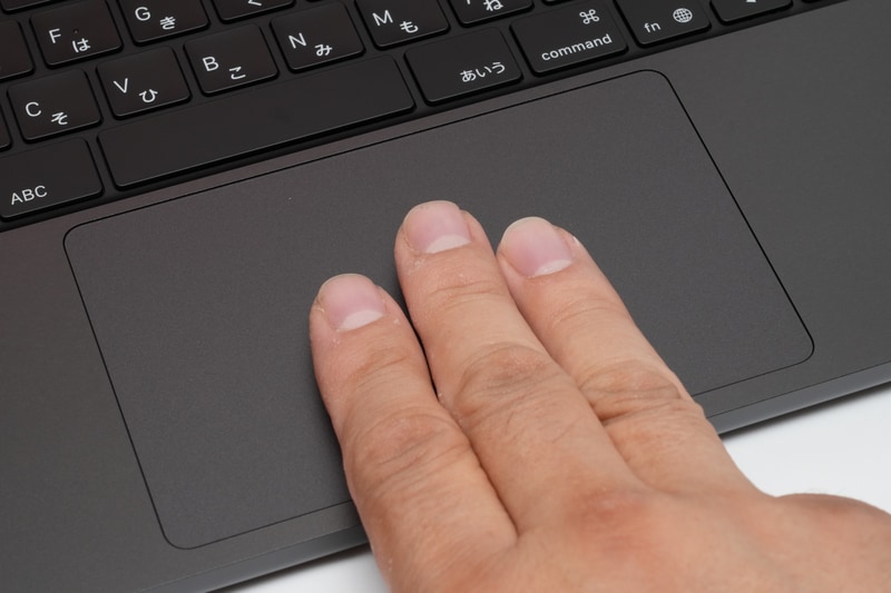 圧力を検知し、振動でクリック感を再現する「感圧タッチトラックパッド」を搭載